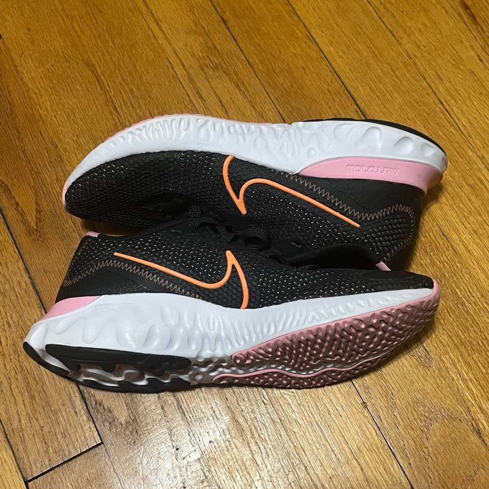 Nike Women's Training Running Shoe VT3 
size 7
Very good condition
